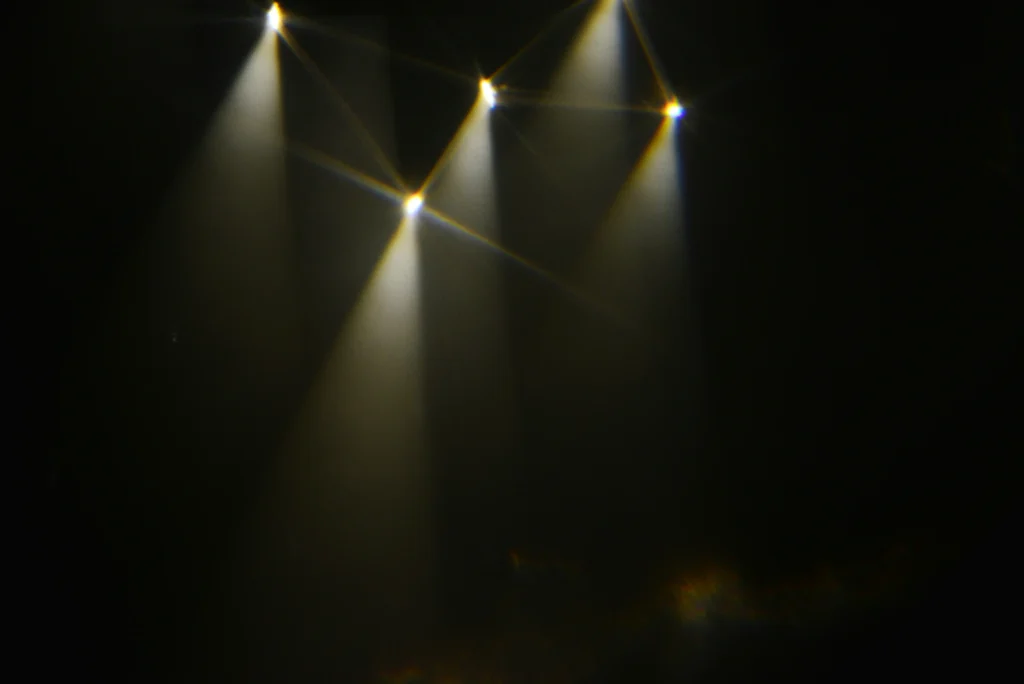 Imagen de luces en un escenario oscuro
