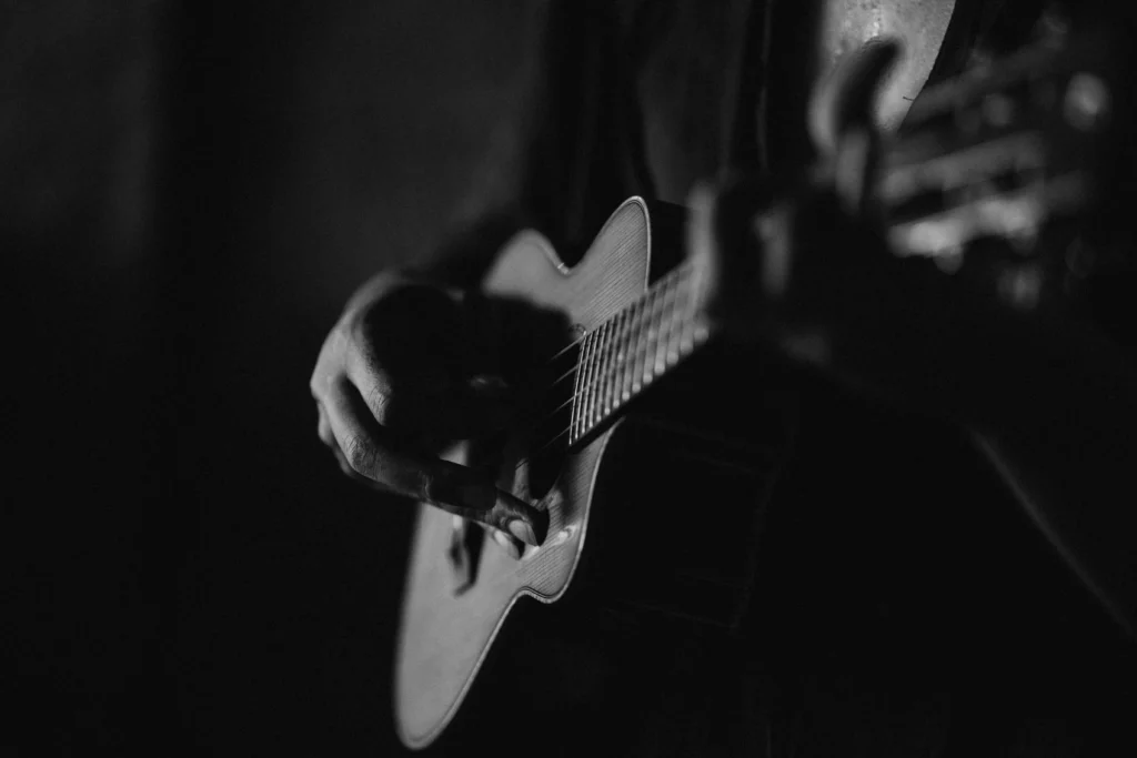 Imagen de una persona tocando una guitarra clásica